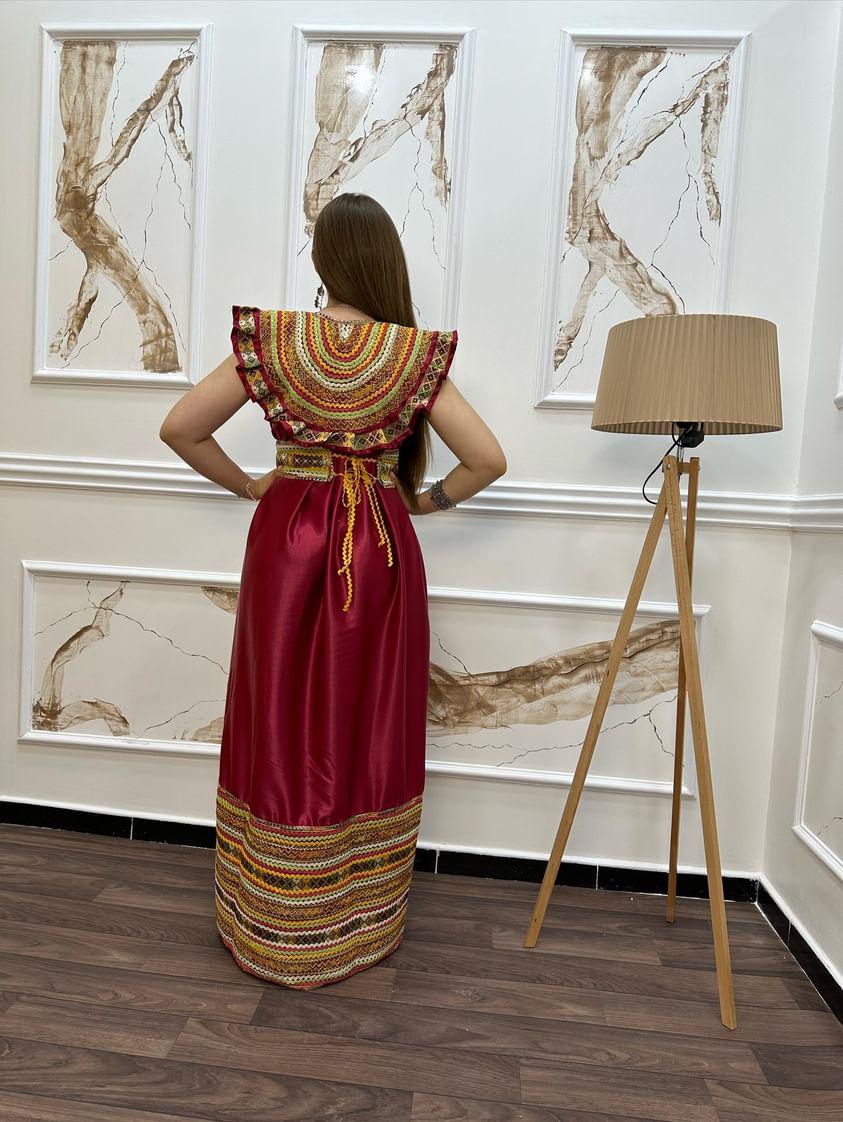 Robe Kabyle Fahima Décolleté – Élégance et Tradition pour Vos Occasions Spéciales