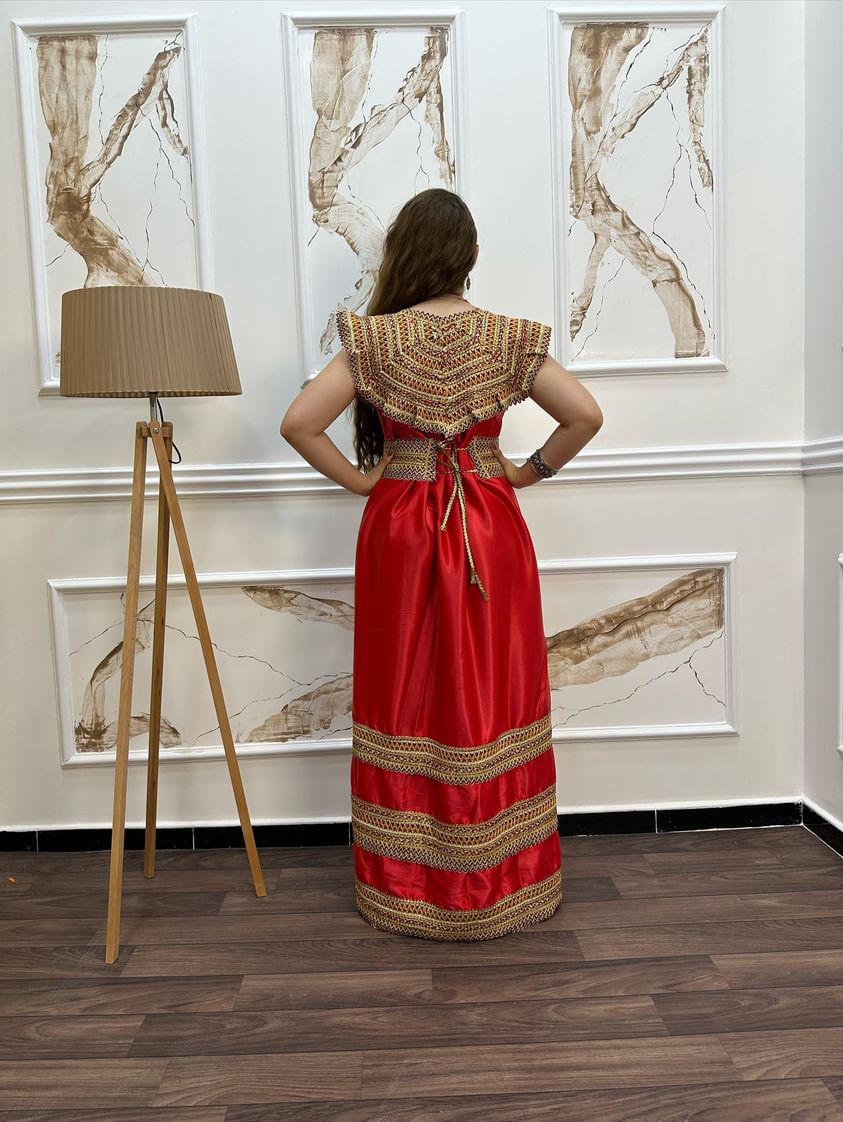 Robe Kabyle Dihia Décolleté – Élégance et Tradition pour Vos Occasions Spéciales