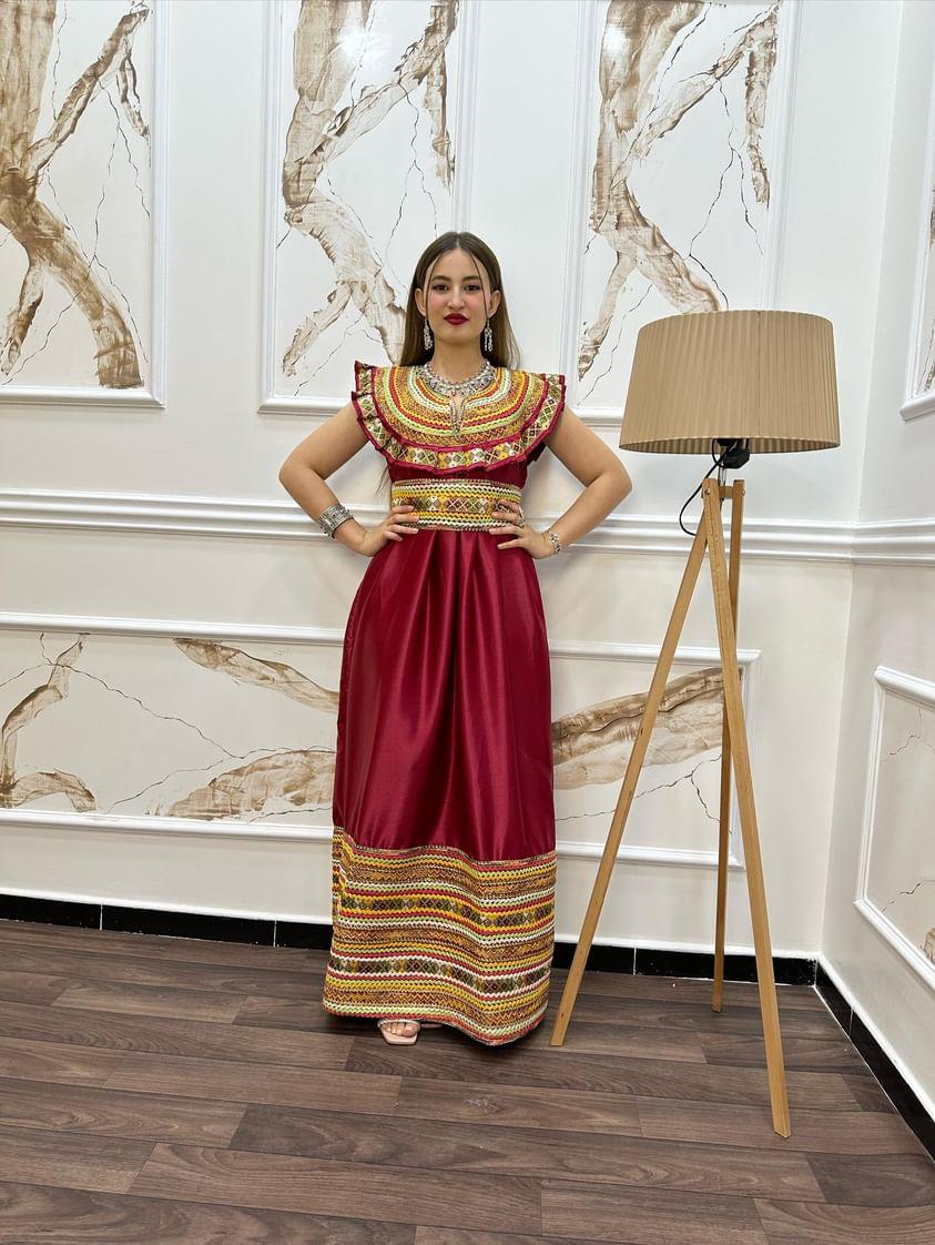 Robe Kabyle Fahima Décolleté – Élégance et Tradition pour Vos Occasions Spéciales