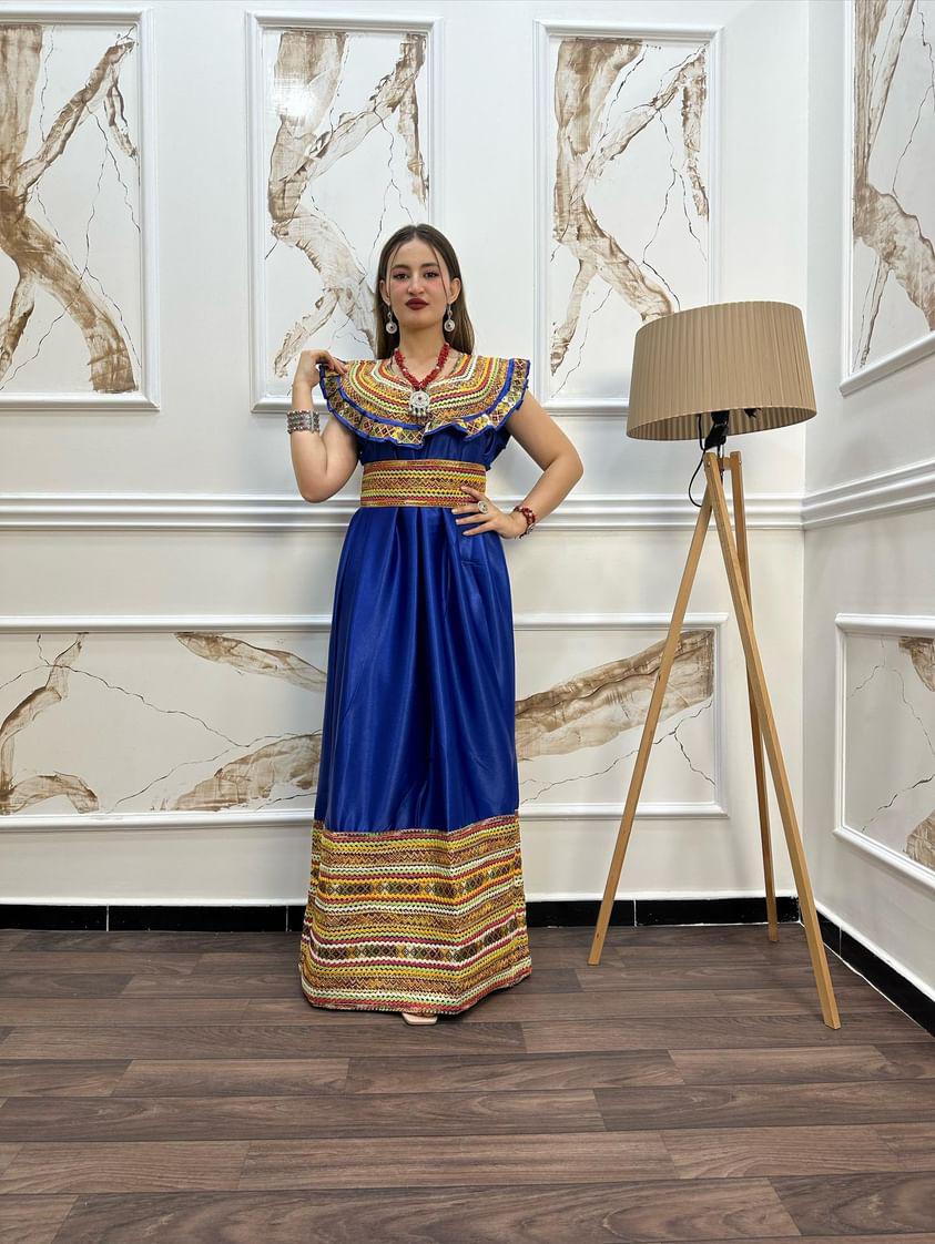 Robe Kabyle Fahima Décolleté – Élégance et Tradition pour Vos Occasions Spéciales