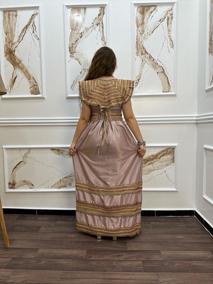 Robe Kabyle Dihia Décolleté – Élégance et Tradition pour Vos Occasions Spéciales