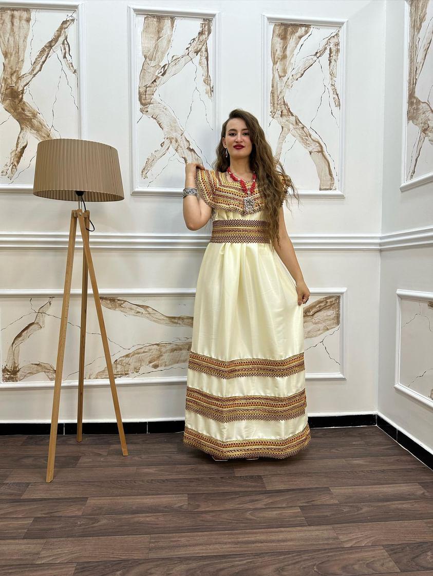 Robe Kabyle Dihia Décolleté – Élégance et Tradition pour Vos Occasions Spéciales