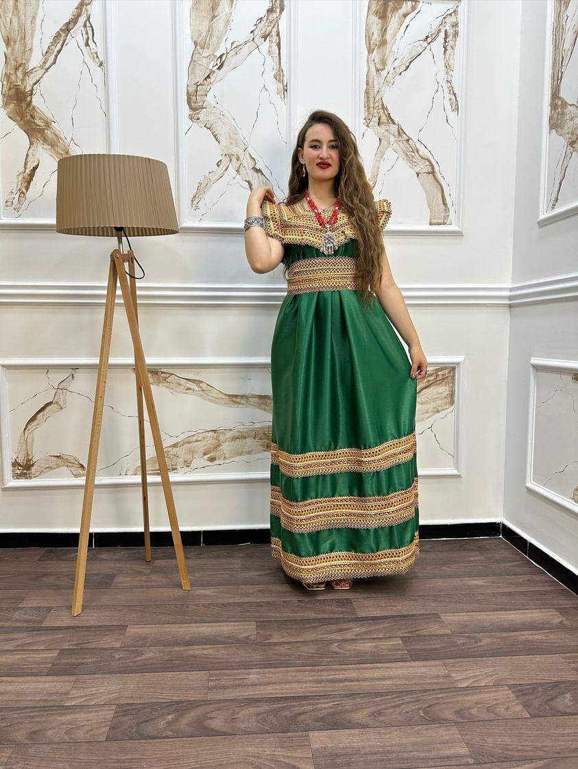 Robe Kabyle Dihia Décolleté – Élégance et Tradition pour Vos Occasions Spéciales