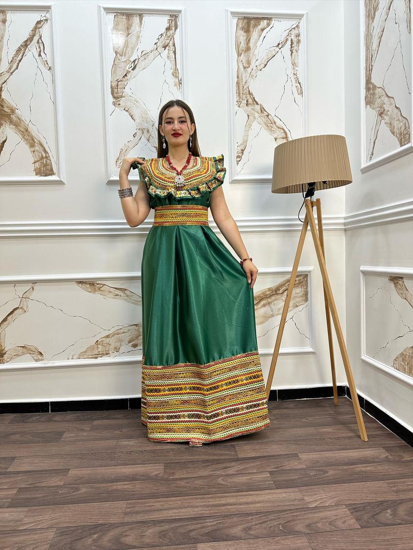 Robe Kabyle Fahima Décolleté – Élégance et Tradition pour Vos Occasions Spéciales