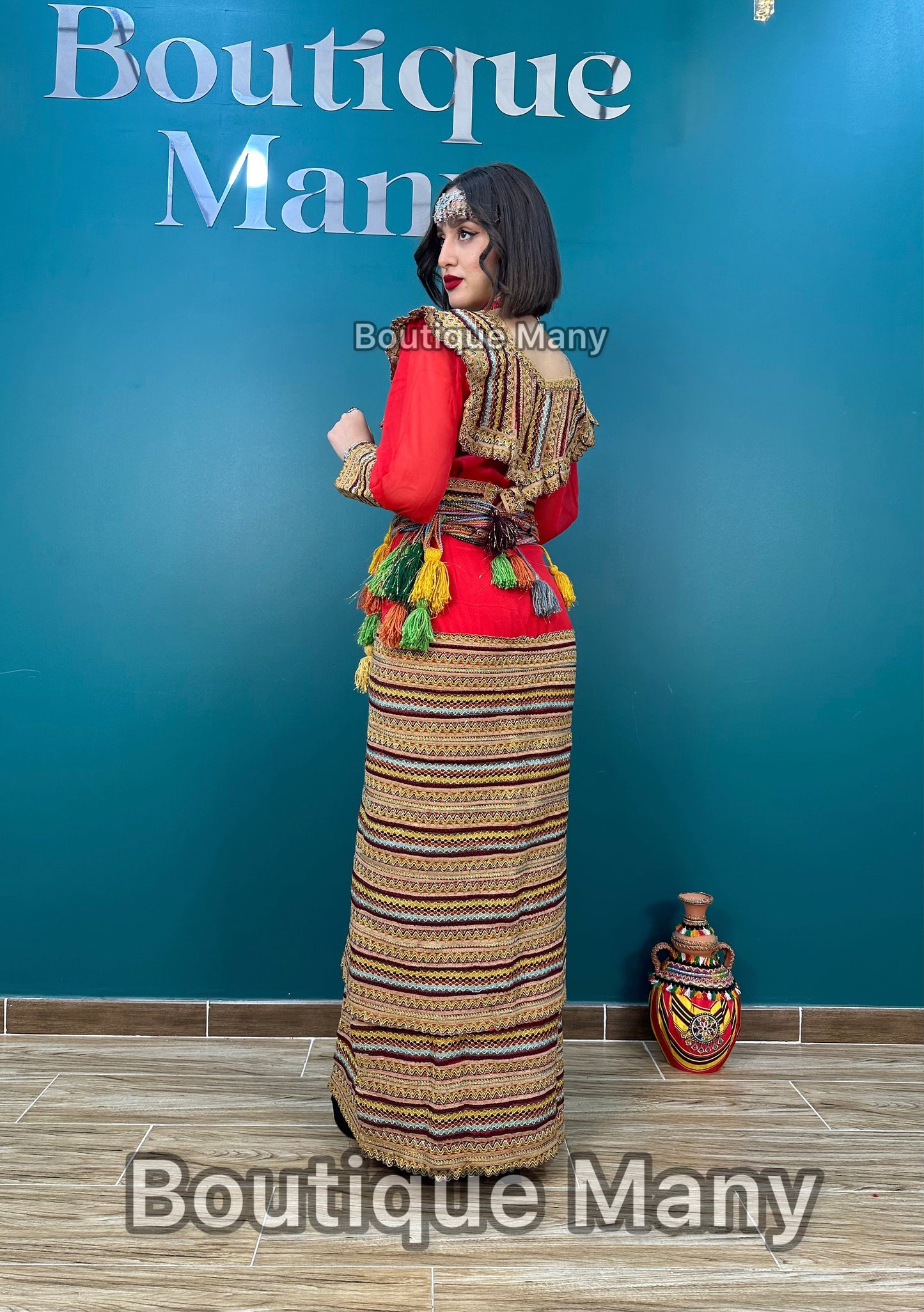 Robe Kabyle Chargée Imane avec Fouta et Burnous – Élégance Traditionnelle pour Cérémonies
