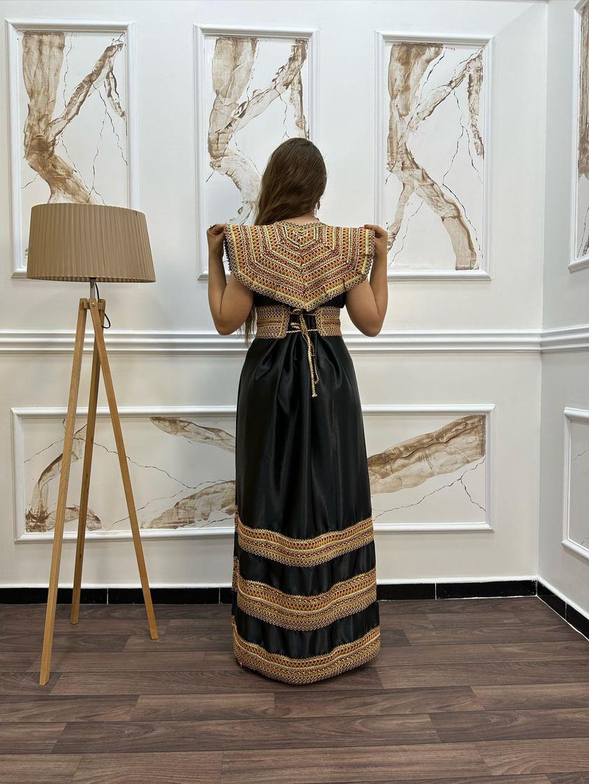 Robe Kabyle Dihia Décolleté – Élégance et Tradition pour Vos Occasions Spéciales