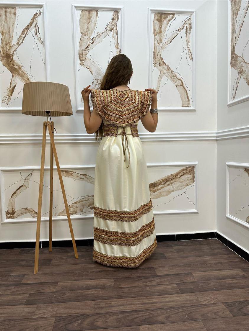 Robe Kabyle Dihia Décolleté – Élégance et Tradition pour Vos Occasions Spéciales
