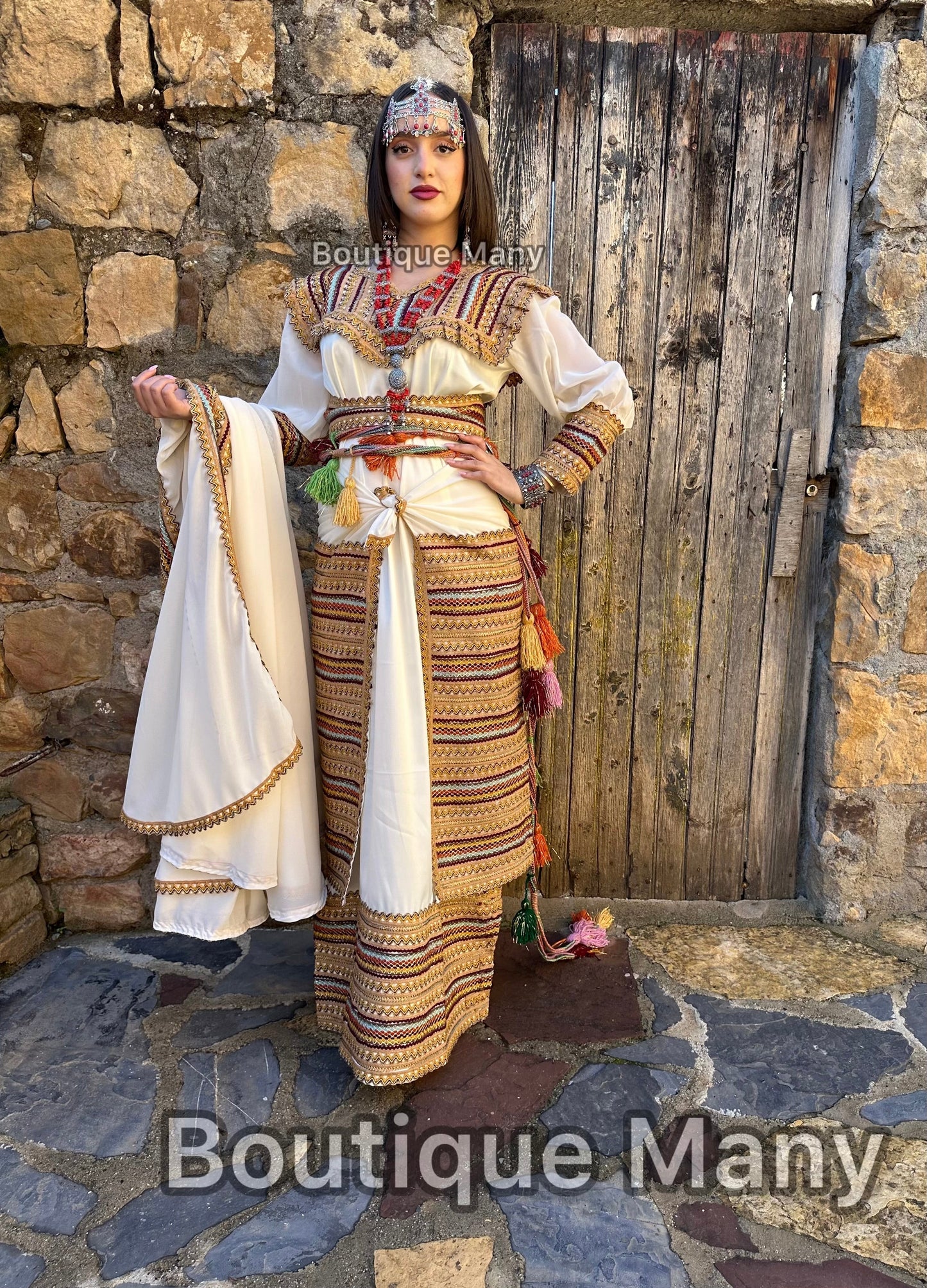 Robe Kabyle Chargée en Blanc avec Fouta et Burnous – Élégance Traditionnelle pour Cérémonies