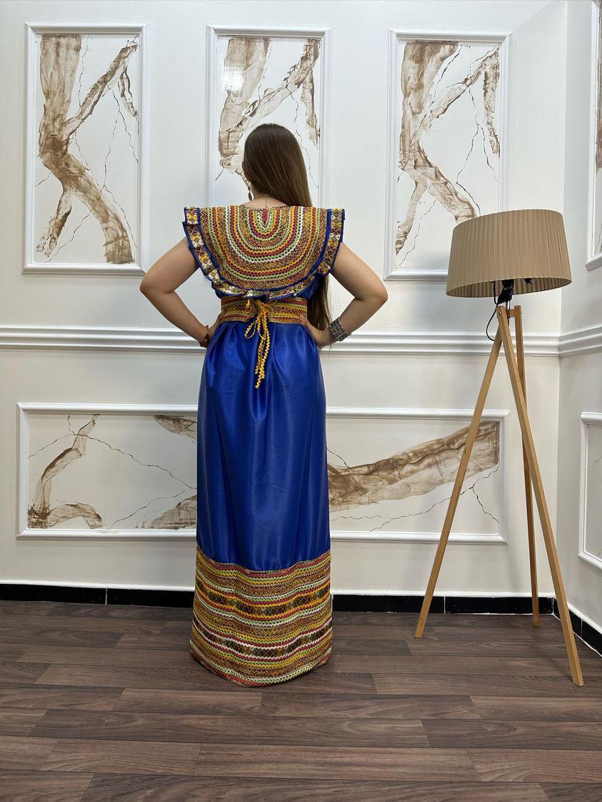 Robe Kabyle Fahima Décolleté – Élégance et Tradition pour Vos Occasions Spéciales