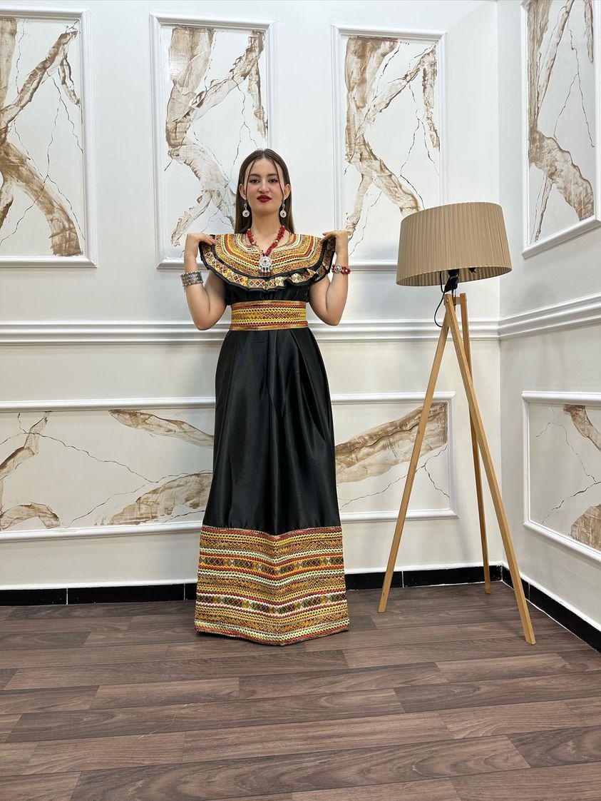Robe Kabyle Fahima Décolleté – Élégance et Tradition pour Vos Occasions Spéciales