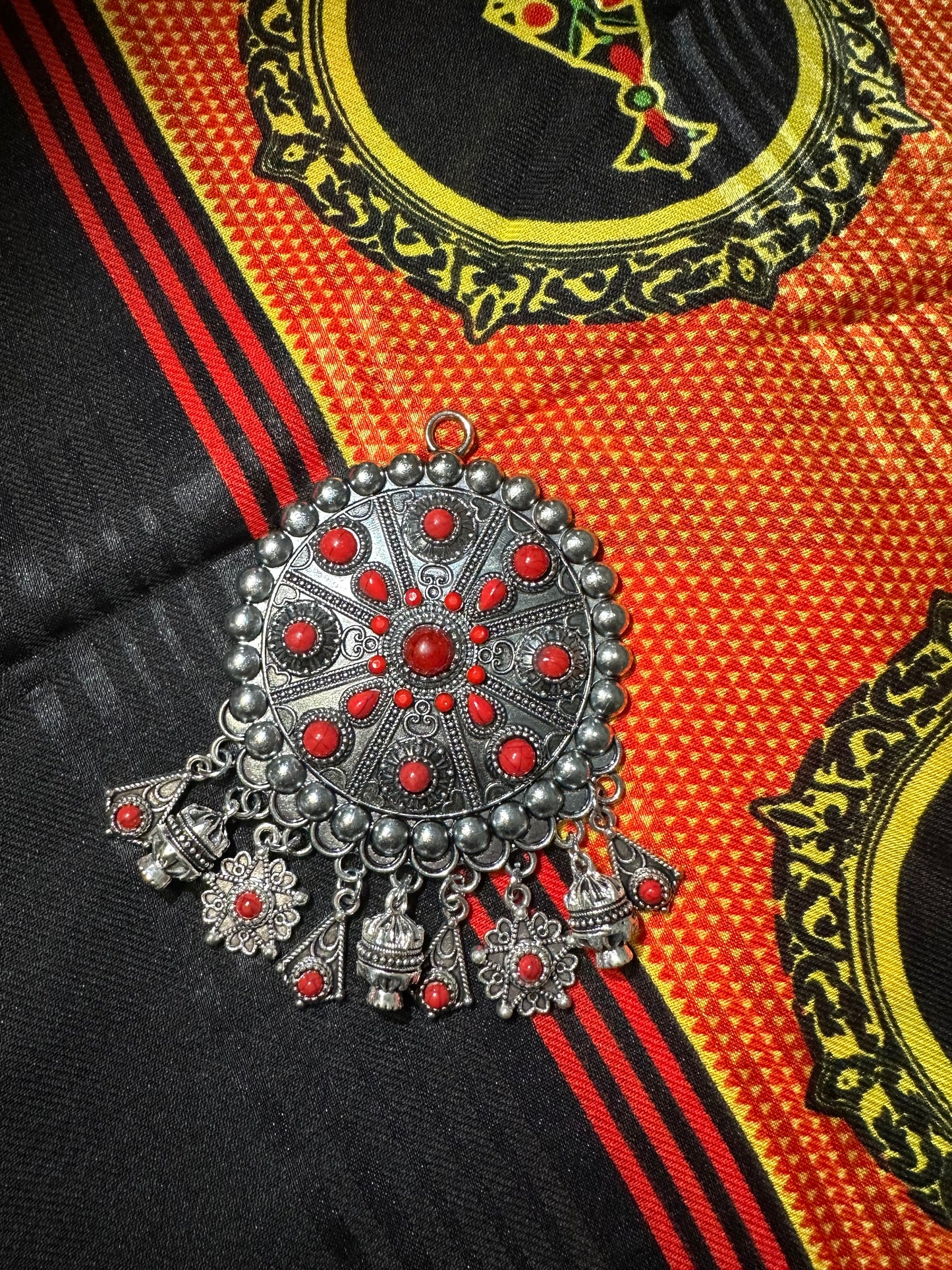 Broche Kabyle Fantaisie Argentée – Bijou Berbère Rouge Traditionnel