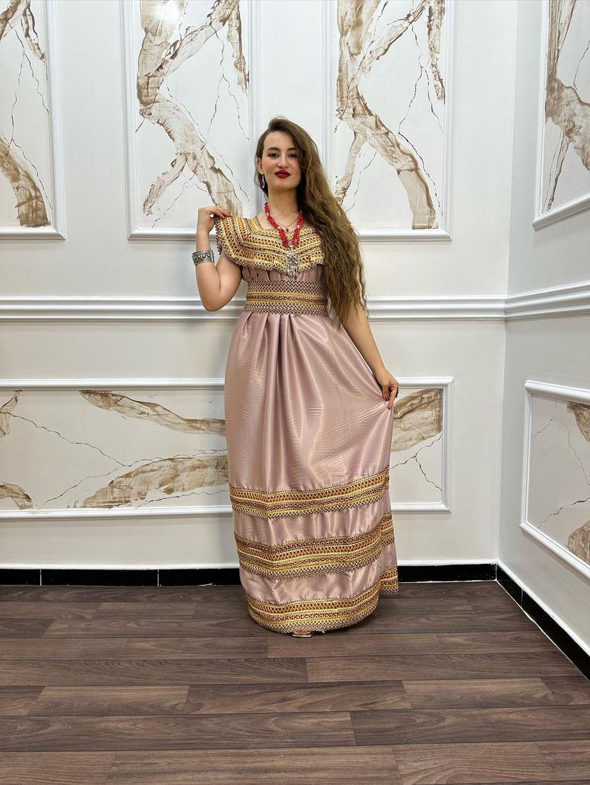 Robe Kabyle Dihia Décolleté – Élégance et Tradition pour Vos Occasions Spéciales