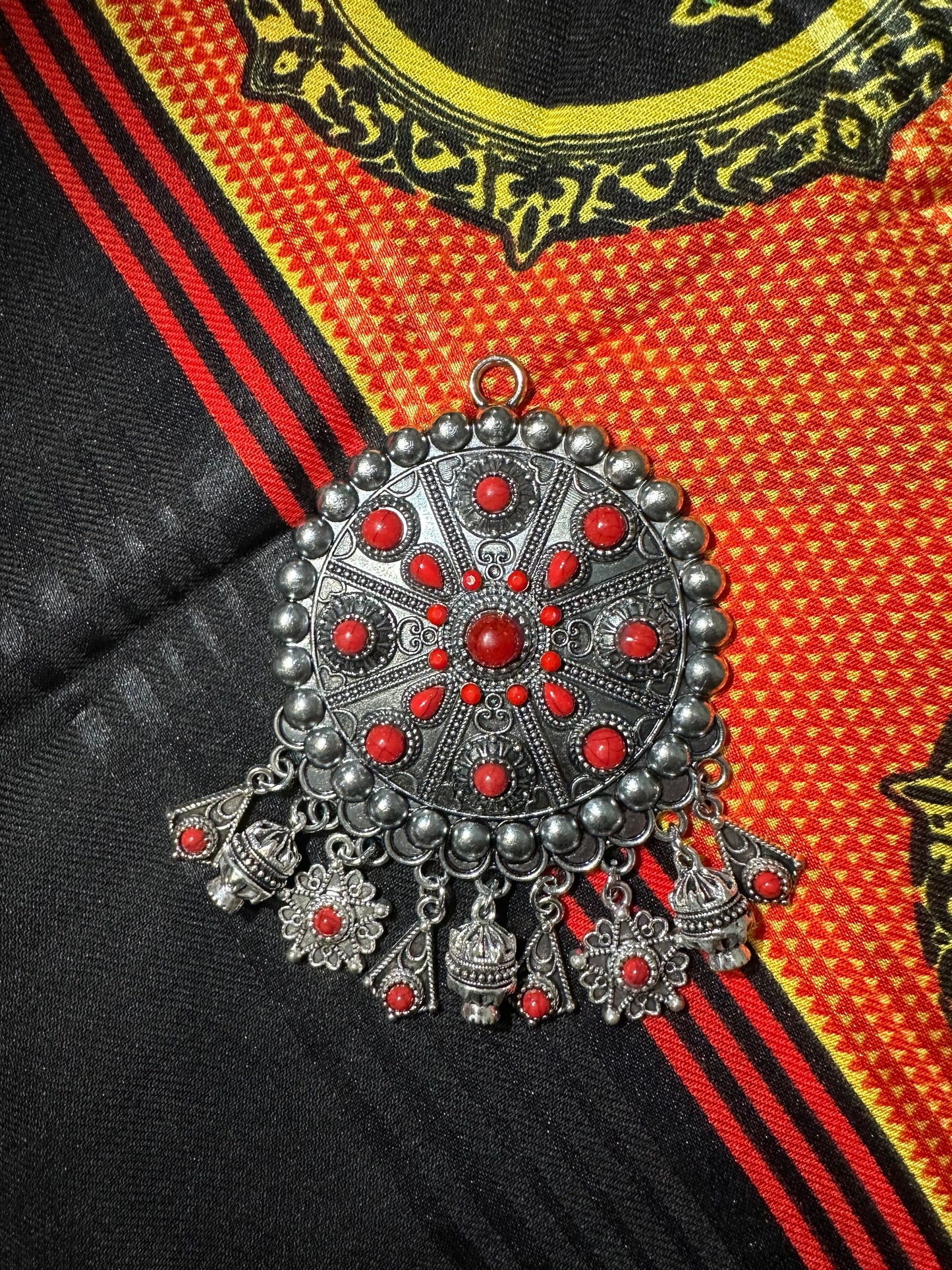 Broche Kabyle Fantaisie Argentée – Bijou Berbère Rouge Traditionnel