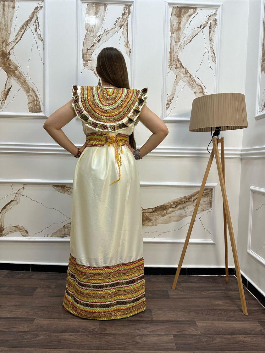 Robe Kabyle Fahima Décolleté – Élégance et Tradition pour Vos Occasions Spéciales