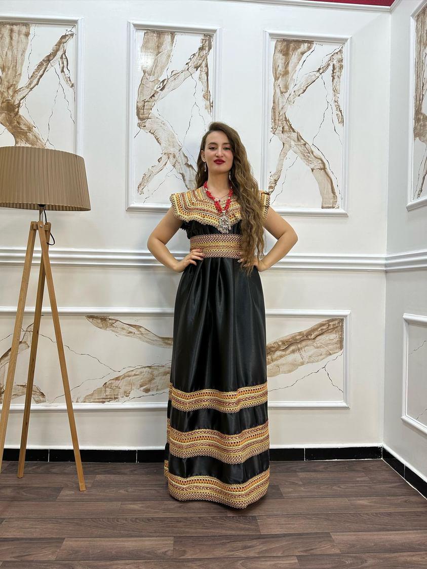 Robe Kabyle Dihia Décolleté – Élégance et Tradition pour Vos Occasions Spéciales