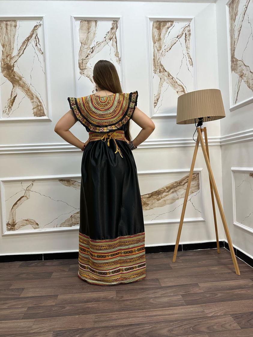 Robe Kabyle Fahima Décolleté – Élégance et Tradition pour Vos Occasions Spéciales