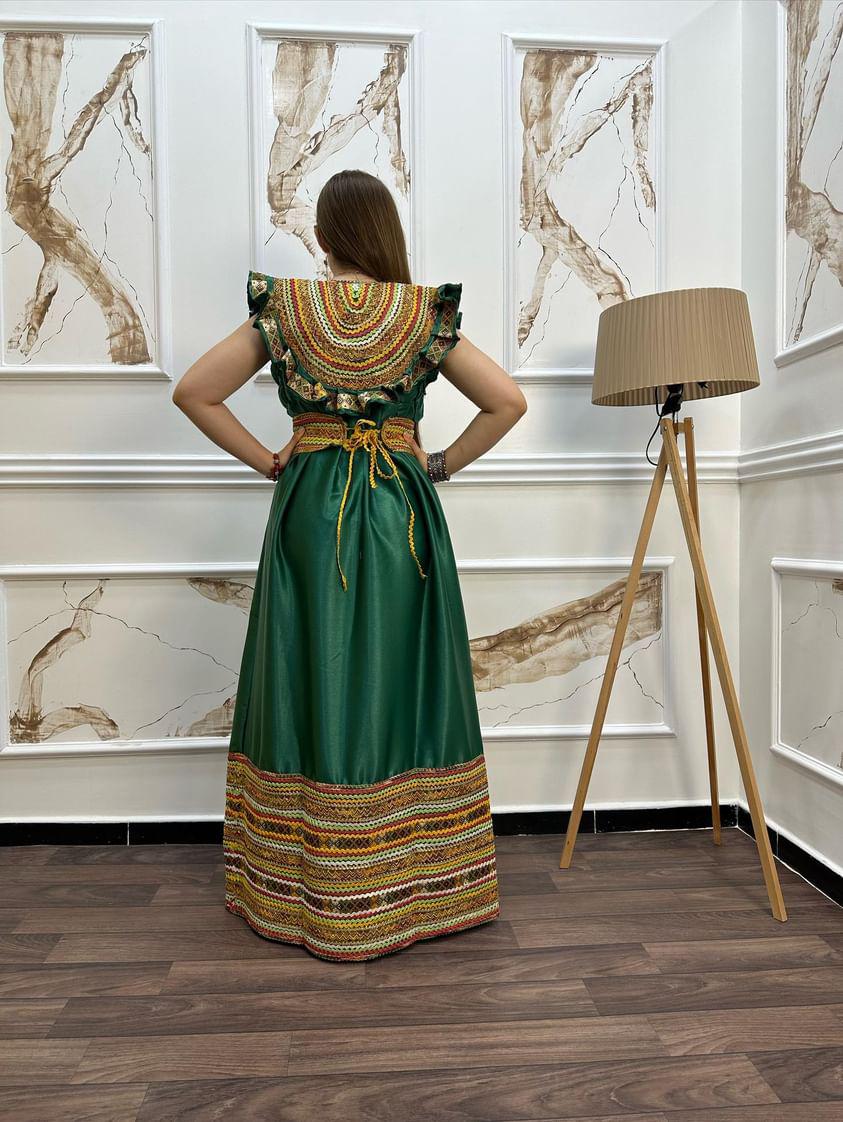 Robe Kabyle Fahima Décolleté – Élégance et Tradition pour Vos Occasions Spéciales