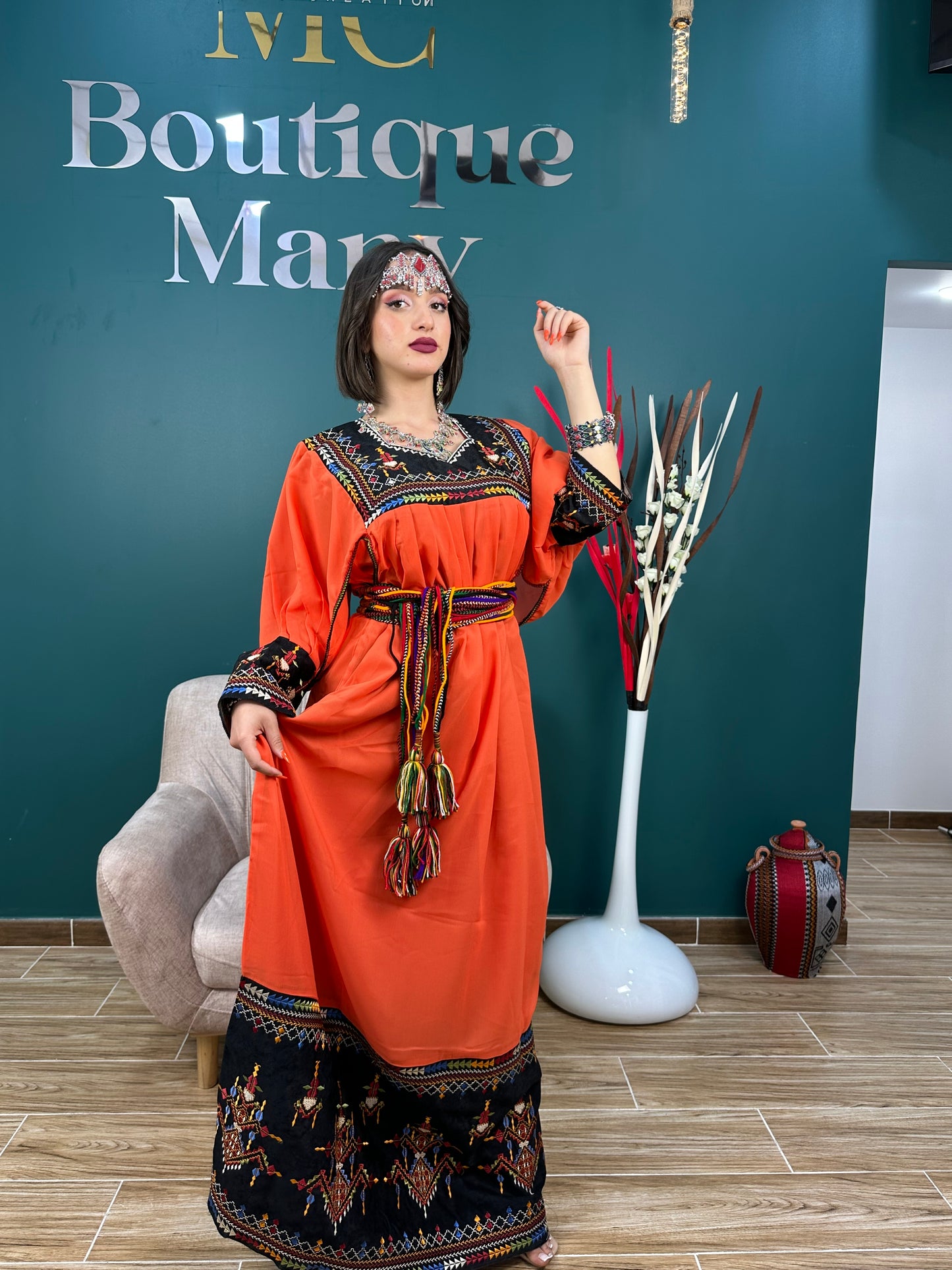 Robe kabyle orange avec broderies traditionnelles