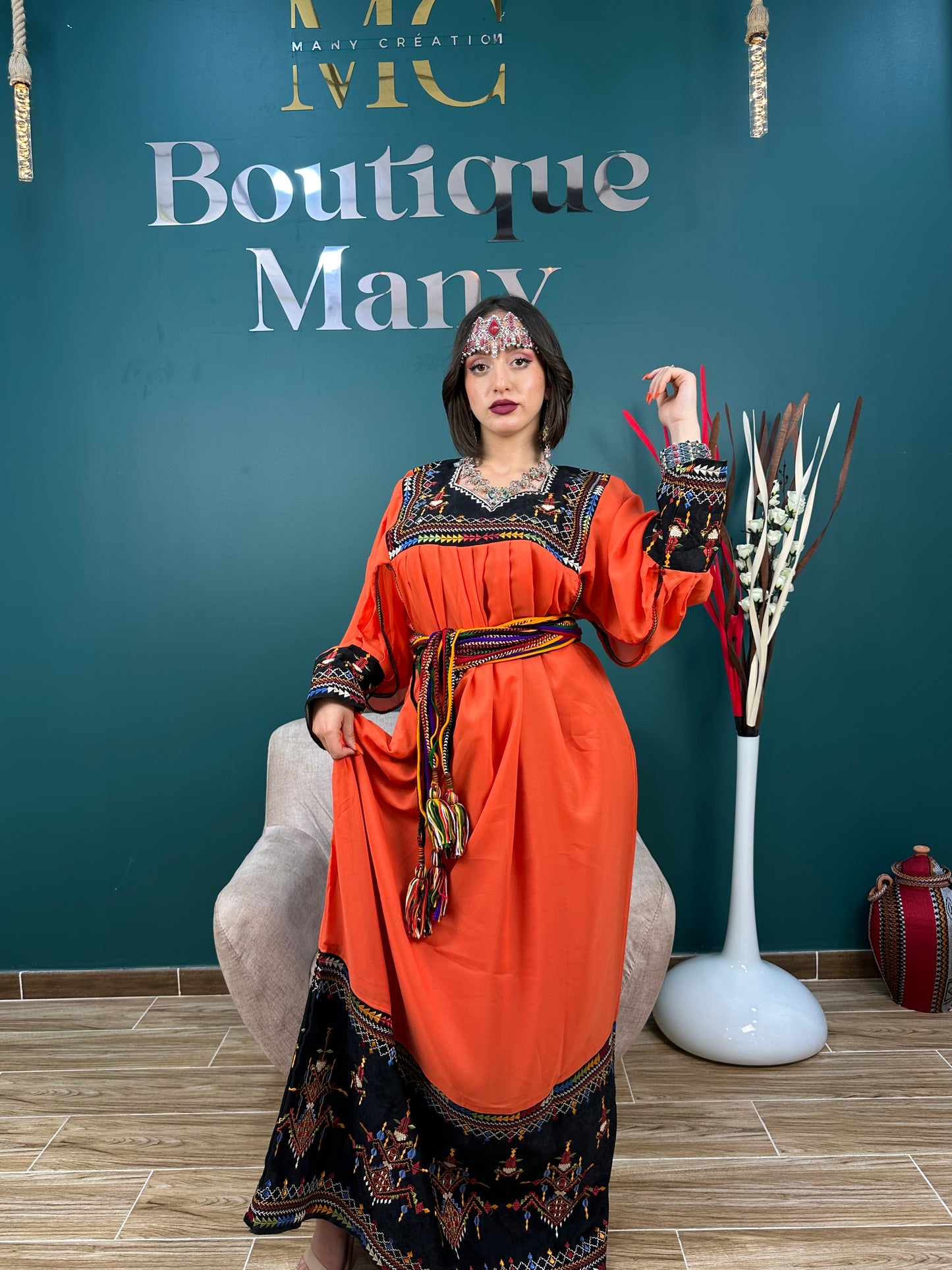 Robe kabyle orange avec broderies traditionnelles