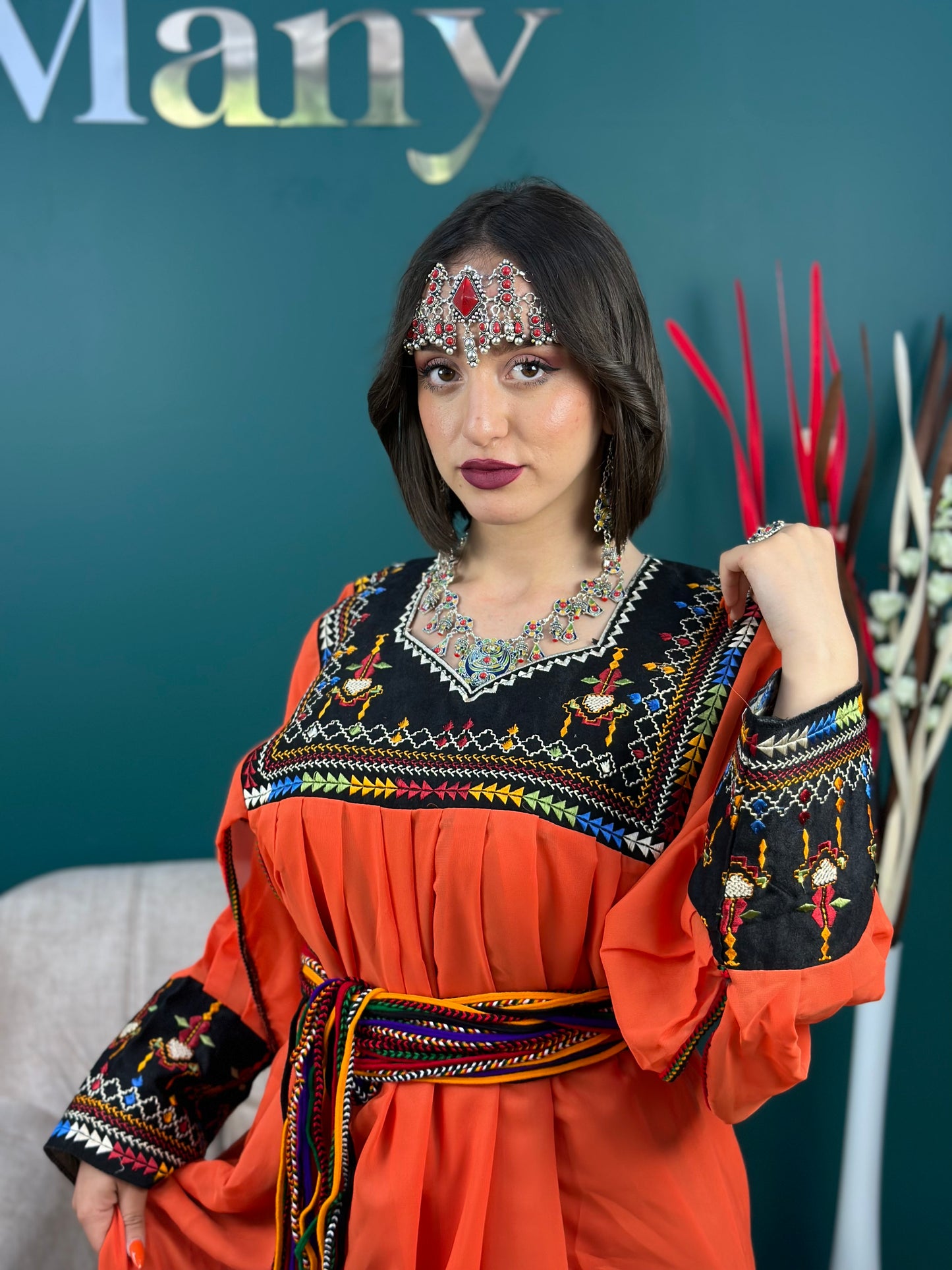 Robe kabyle orange avec broderies traditionnelles
