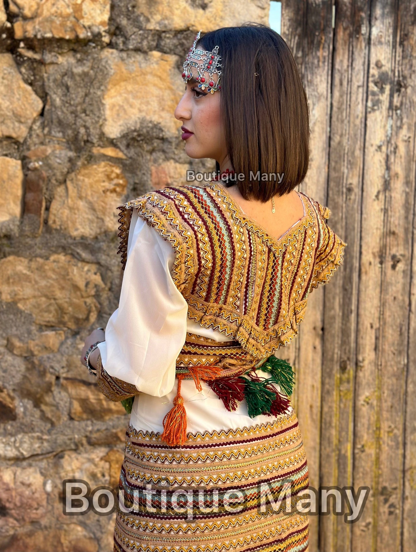 Robe Kabyle Chargée en Blanc avec Fouta et Burnous – Élégance Traditionnelle pour Cérémonies