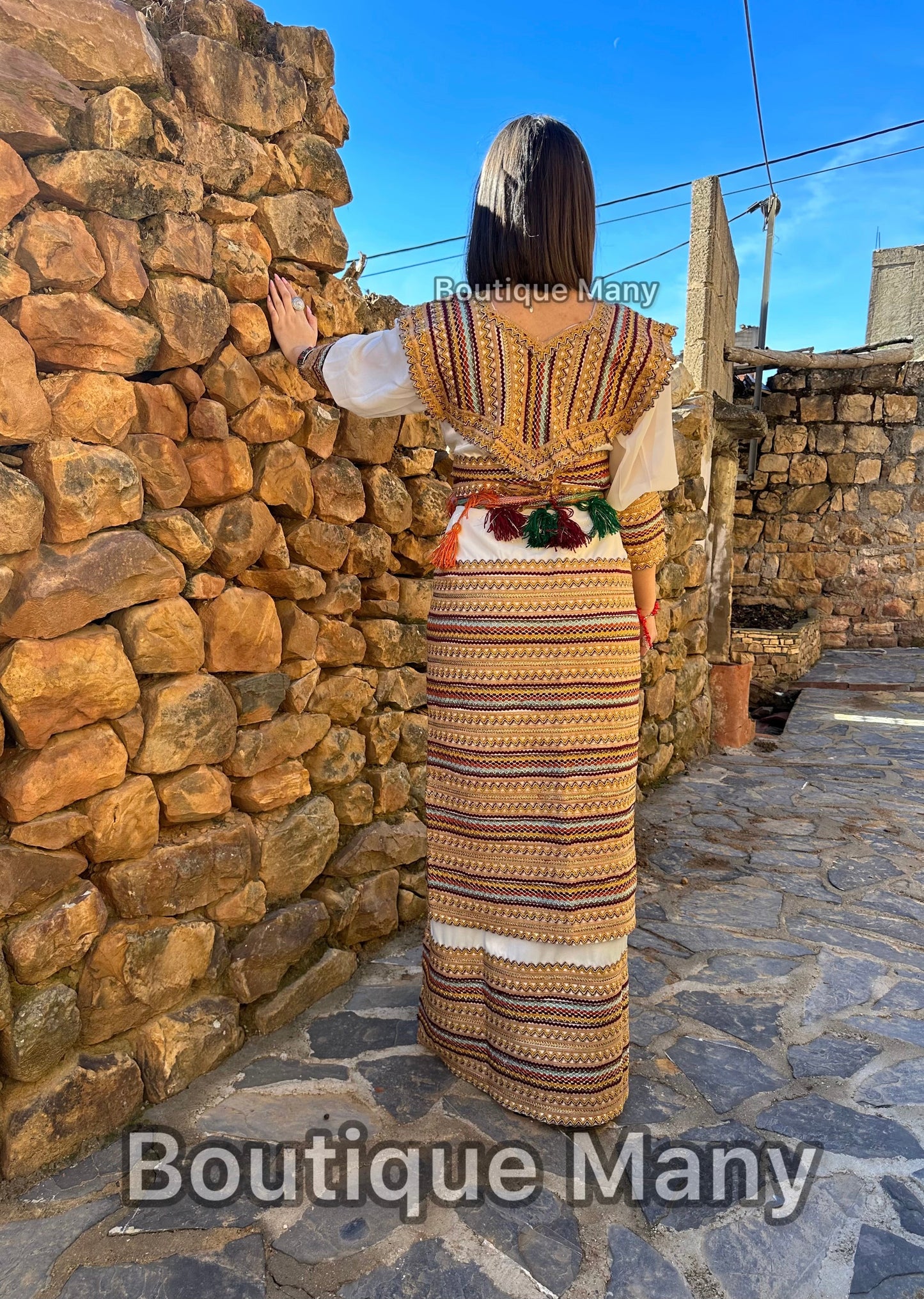 Robe Kabyle Chargée en Blanc avec Fouta et Burnous – Élégance Traditionnelle pour Cérémonies