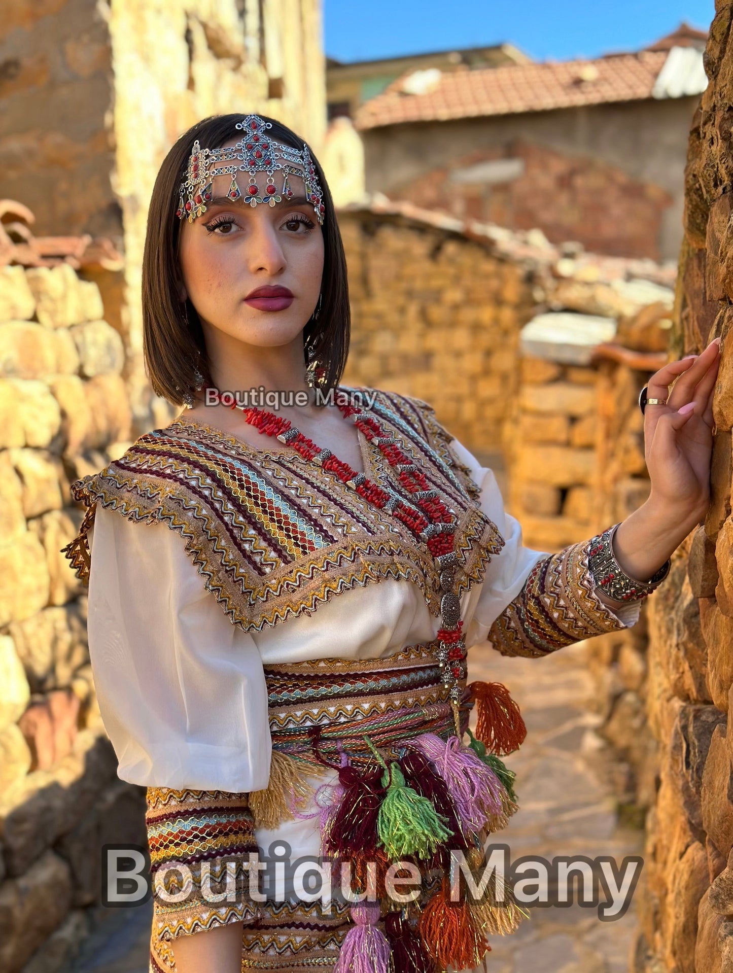 Robe Kabyle Chargée en Blanc avec Fouta et Burnous – Élégance Traditionnelle pour Cérémonies