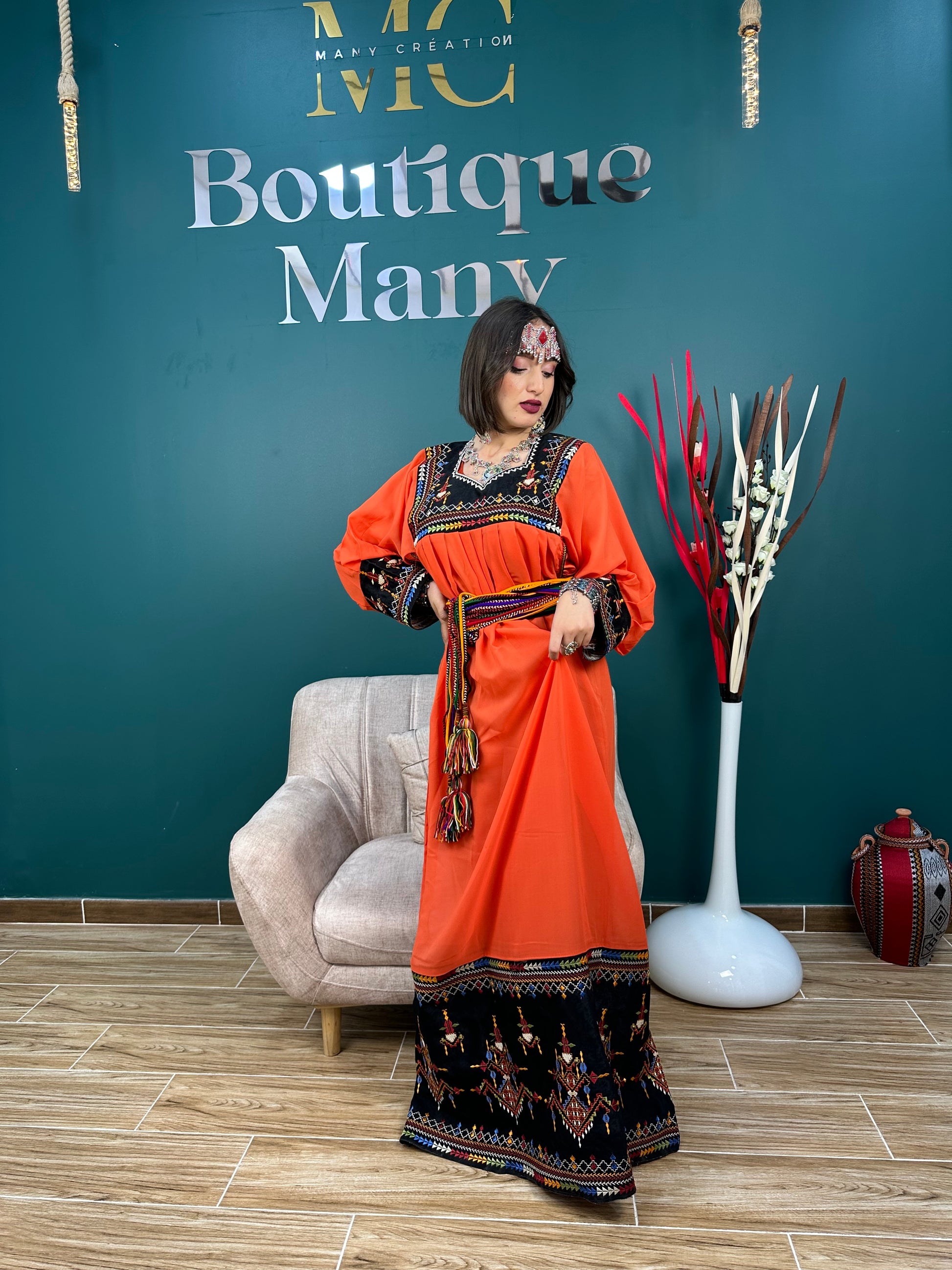 Robe kabyle orange avec broderies traditionnelles 